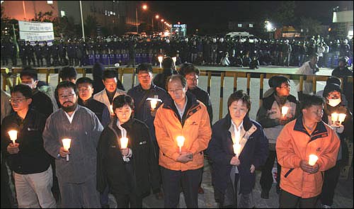 단병호, 심상정, 이영순 민주노동당 의원을 비롯해 민주노총 관계자들이 현대 하이스코 공장 앞에서 촛불집회를 열고 있다. 